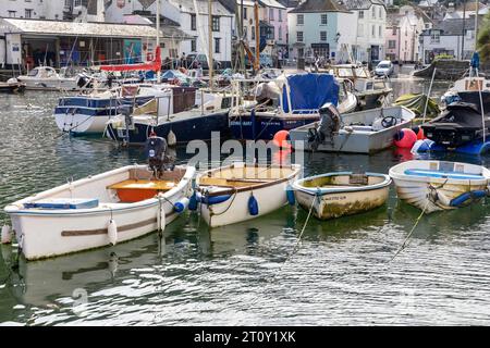 Polperro Cornwall kleines Fischerdorf an der kornischen Küste mit aktivem Fischerhafen und Hafen, England, Großbritannien, september 2023 Stockfoto