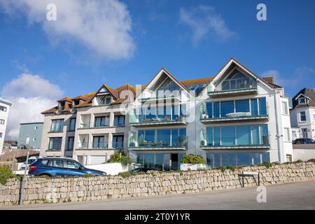 Falmouth Cornwall modernes Luxus-Apartment-Wohngebäude mit Blick auf den Ozean und Gyllyngvase Beach, Cornwall, England, Großbritannien Stockfoto