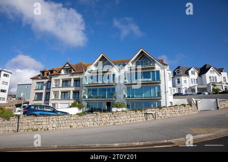 Falmouth Cornwall modernes Luxus-Apartment-Wohngebäude mit Blick auf den Ozean und Gyllyngvase Beach, Cornwall, England, Großbritannien Stockfoto