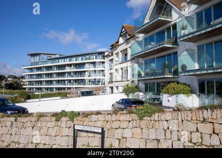 Falmouth Cornwall modernes Luxus-Apartment-Wohngebäude mit Blick auf den Ozean und Gyllyngvase Beach, Cornwall, England, Großbritannien Stockfoto