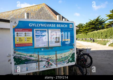 Gyllyngvase Beach in Falmouth und Schild für Strandinformationen und Aktivitäten, Cornwall, England, UK, 2023 Stockfoto