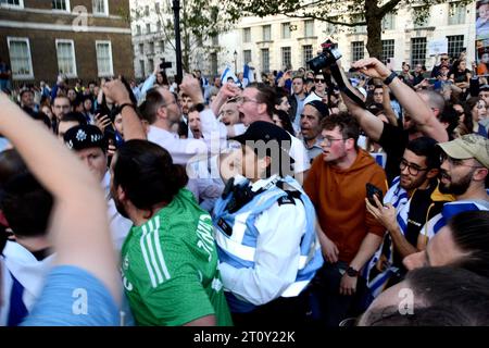 "Ich stehe mit Israel" - am 9. Oktober 2023 fand in Whitehall in London eine Mahnwache für die in Israel getöteten Menschen statt. Stockfoto