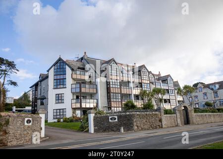 Falmouth Cornwall, modernes Apartmentgebäude mit Blick auf Falmouth Bay und Strand, Cornwall, England, UK, 2023 Stockfoto