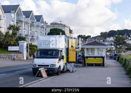 Mobiles Haarstudio, das von einem Van aus betrieben wird, parkt in Falmouth, Cornwall, England, Großbritannien, september 2023 Stockfoto