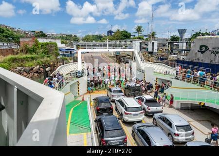 Salvador, Bahia, Brasilien - 12. März 2023: Fährpassagiere steigen am Seehafen Sao Joaquim in Salvador, Bahia aus. Stockfoto