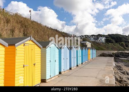 Falmouth Cornwall, September 2023, mehrfarbige hölzerne Strandhütten am Castle Beach, Cornwall, England, Großbritannien, traditionelle englische Küste Stockfoto