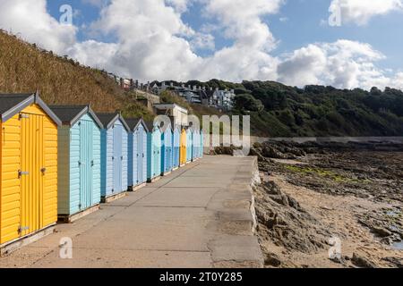 Falmouth Cornwall, September 2023, mehrfarbige hölzerne Strandhütten am Castle Beach, Cornwall, England, Großbritannien, traditionelle englische Küste Stockfoto