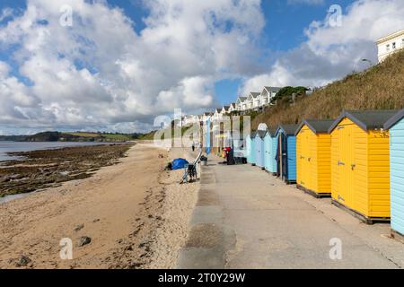 Falmouth Cornwall, September 2023, mehrfarbige hölzerne Strandhütten am Castle Beach, Cornwall, England, Großbritannien, traditionelle englische Küste Stockfoto