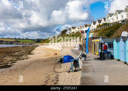 Falmouth Cornwall, September 2023, mehrfarbige hölzerne Strandhütten am Castle Beach, Cornwall, England, Großbritannien, traditionelle englische Küste Stockfoto