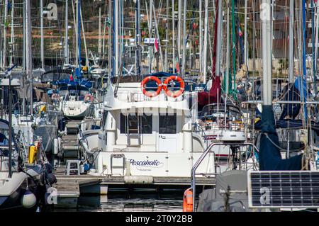 LAGOS, PORTUGAL - FERBUARY 28, 2023: Schiffe und Boote im Hafen von Lagos, Portugal am 28. Februar 2023 Stockfoto