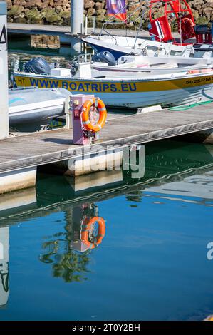 LAGOS, PORTUGAL - FERBUARY 28, 2023: Schiffe und Boote im Hafen von Lagos, Portugal am 28. Februar 2023 Stockfoto