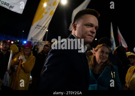 Warschau, Polen. Oktober 2023. Der Vorsitzende der Polska 2050, Szymon Holownia, ist nach der Wahldebatte in Warschau am 09. Oktober 2023 zu sehen. Die sechs Führer von "Wahlkommissionen" oder politischen Parteien, die an den Parlamentswahlen am Sonntag teilnehmen, haben sich am Montagabend beraten. Die Veranstaltung wurde vom öffentlich-rechtlichen Sender TVP organisiert, der als Sprachrohr der Partei Recht und Gerechtigkeit gilt. TVP hat alle Presseakkreditierungen für die Veranstaltung ausgesetzt, da es an Platz mangelt. (Foto: Jaap Arriens/SIPA USA) Credit: SIPA USA/Alamy Live News Stockfoto