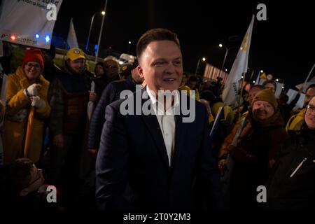 Warschau, Polen. Oktober 2023. Der Vorsitzende der Polska 2050, Szymon Holownia, ist nach der Wahldebatte in Warschau am 09. Oktober 2023 zu sehen. Die sechs Führer von "Wahlkommissionen" oder politischen Parteien, die an den Parlamentswahlen am Sonntag teilnehmen, haben sich am Montagabend beraten. Die Veranstaltung wurde vom öffentlich-rechtlichen Sender TVP organisiert, der als Sprachrohr der Partei Recht und Gerechtigkeit gilt. TVP hat alle Presseakkreditierungen für die Veranstaltung ausgesetzt, da es an Platz mangelt. (Foto: Jaap Arriens/SIPA USA) Credit: SIPA USA/Alamy Live News Stockfoto