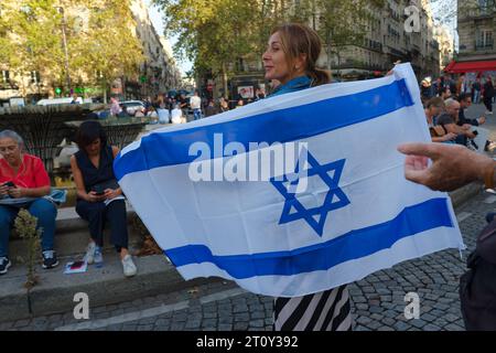 Les parisiens solidaires avec Israël ont marché entre la Place victor Hugo et celle du Trocadéro.de nombreux politiciens se trouvaient dans le cortège Stockfoto