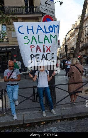 Les parisiens solidaires avec Israël ont marché entre la Place victor Hugo et celle du Trocadéro.de nombreux politiciens se trouvaient dans le cortège Stockfoto