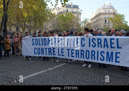 Les parisiens solidaires avec Israël ont marché entre la Place victor Hugo et celle du Trocadéro.de nombreux politiciens se trouvaient dans le cortège Stockfoto