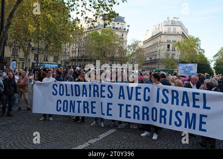 Les parisiens solidaires avec Israël ont marché entre la Place victor Hugo et celle du Trocadéro.de nombreux politiciens se trouvaient dans le cortège Stockfoto