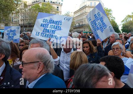 Les parisiens solidaires avec Israël ont marché entre la Place victor Hugo et celle du Trocadéro.de nombreux politiciens se trouvaient dans le cortège Stockfoto