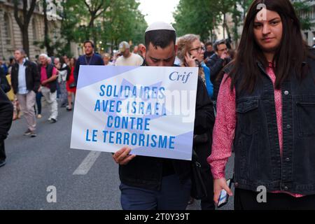 Les parisiens solidaires avec Israël ont marché entre la Place victor Hugo et celle du Trocadéro.de nombreux politiciens se trouvaient dans le cortège Stockfoto