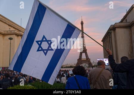 Les parisiens solidaires avec Israël ont marché entre la Place victor Hugo et celle du Trocadéro.de nombreux politiciens se trouvaient dans le cortège Stockfoto