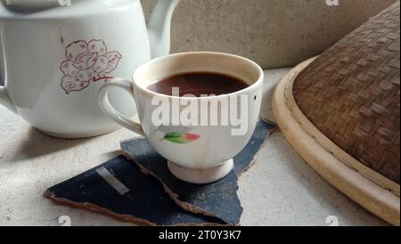 Foto von einer Tasse Kaffee und einer Tasse mit traditionellem Thema, mit einem keramischen Grundmaterial Stockfoto