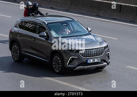 ISTANBUL, TÜRKEI - 17. SEPTEMBER 2023: TOGG T10X Auto auf der Autobahn. Die Automobile Enterprise Group in der Türkei, kurz Togg, ist ein in der Türkei ansässiger Automobil Stockfoto