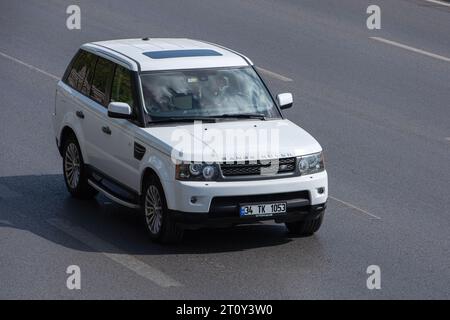 ISTANBUL, TÜRKEI - 3. OKTOBER 2023: Luxus-SUV Range Rover rasant die Autobahn hinunter. Stockfoto