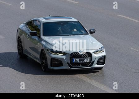 ISTANBUL, TÜRKEI - 21. SEPTEMBER 2023 : BMW 3 Wettbewerb auf der Autogalerie. Er kombiniert ein markantes viertüriges und dreiteiliges Design mit kraftvollem Verhältnis Stockfoto