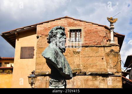 Florenz, Italien. 16. September 2023. Das Büstendenkmal für Benvenuto Cellini auf der Ponte Vecchio in Florenz. Hochwertige Fotos Stockfoto