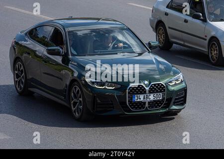 ISTANBUL, TÜRKEI - 21. SEPTEMBER 2023 : BMW 3 Wettbewerb auf der Autogalerie. Er kombiniert ein markantes viertüriges und dreiteiliges Design mit kraftvollem Verhältnis Stockfoto