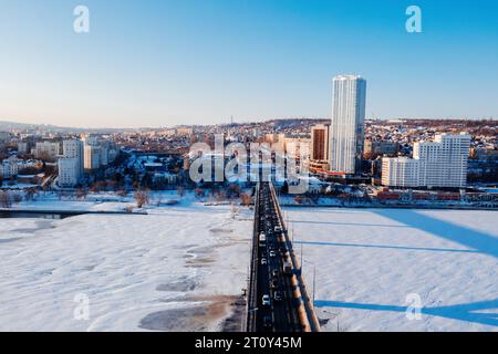 Brücke über die Wolga in Saratov, Luftdrohnenansicht. Stockfoto