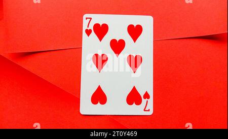 Spielkarten sind rot auf rotem Hintergrund Stockfoto
