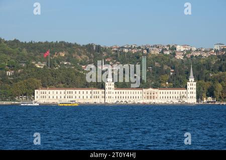 Kuleli Military High School Panoramaaussicht von außen mit Wald vom Bosporus Marmarameer. Kuleli Asker Lisesi ist Muttersprache. Stockfoto