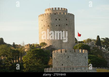 Rumänische Festung in Istanbul. Rumeli Hisarı ist in der Muttersprache. Hintergrundtapete zum historischen Schloss. Stockfoto