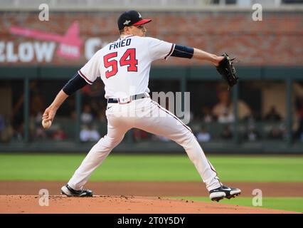 Atlanta, Usa. Oktober 2023. Atlanta Braves Starting Pitcher Max Fried wirft im ersten Inning gegen die Philadelphia Phillies im zweiten Spiel einer MLB National League Division Series im Truist Park in Atlanta am Montag, 9. Oktober 2023. Foto: Scott Cunningham/UPI. Quelle: UPI/Alamy Live News Stockfoto