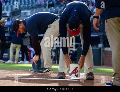 Atlanta, Usa. Oktober 2023. Die Grundskeeper der Atlanta Braves arbeiten am Montag, den 9. Oktober 2023, in einer MLB National League Division Series im Truist Park in Atlanta an den Baselines vor dem Start des zweiten Spiels gegen die Philadelphia Phillies. Foto: Scott Cunningham/UPI. Quelle: UPI/Alamy Live News Stockfoto