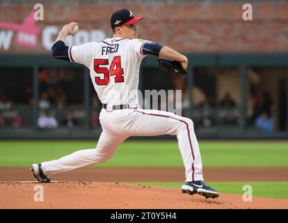 Atlanta, Usa. Oktober 2023. Atlanta Braves Starting Pitcher Max Fried wirft im ersten Inning gegen die Philadelphia Phillies im zweiten Spiel einer MLB National League Division Series im Truist Park in Atlanta am Montag, 9. Oktober 2023. Foto: Scott Cunningham/UPI. Quelle: UPI/Alamy Live News Stockfoto