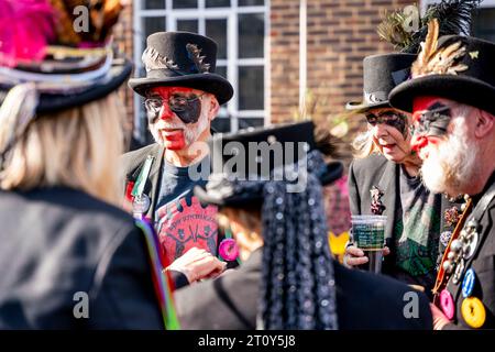 Mitglieder der Spirimawgus Morris Seite beim jährlichen „Dancing in the Old“ Event, Harvey's Brewery Yard, Lewes, East Sussex, Großbritannien Stockfoto