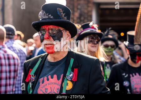 Mitglieder der Spirimawgus Morris Seite beim jährlichen „Dancing in the Old“ Event, Harvey's Brewery Yard, Lewes, East Sussex, Großbritannien Stockfoto