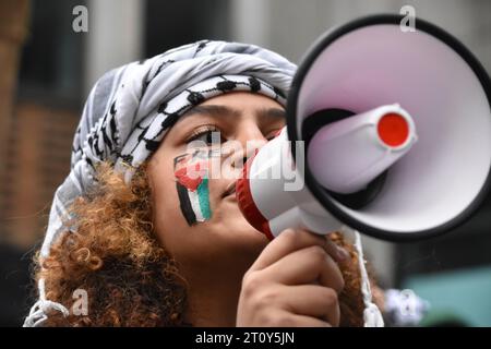 Manhattan, Usa. Oktober 2023. Pro-palästinensischer Demonstrant singt während der Demonstration Slogans auf einem Megaphon. Pro-Palästinensische Und Pro-Israelische Demonstranten Demonstrieren Vor Dem Israelischen Generalkonsulat In Manhattan, New York. Quelle: SOPA Images Limited/Alamy Live News Stockfoto