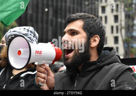 Manhattan, Usa. Oktober 2023. Pro-palästinensischer Demonstrant singt während der Demonstration Slogans auf einem Megaphon. Pro-Palästinensische Und Pro-Israelische Demonstranten Demonstrieren Vor Dem Israelischen Generalkonsulat In Manhattan, New York. Quelle: SOPA Images Limited/Alamy Live News Stockfoto