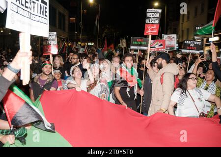 London, Großbritannien. Oktober 2023. Palästinensische Jugendliche sind in großer Zahl außerhalb der israelischen Botschaft auf die Straße gegangen, während der Konflikt zwischen Hamas und Israel andauert London, Vereinigtes Königreich, 09/10/2023 Ehimetalor Unuabona/Alamy Live News Credit: Ehimetalor Unuabona/Alamy Live News Stockfoto