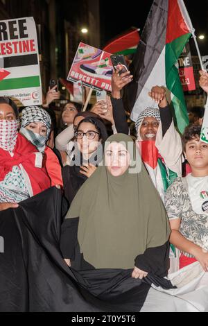 London, Großbritannien. Oktober 2023. Palästinensische Jugendliche sind in großer Zahl außerhalb der israelischen Botschaft auf die Straße gegangen, während der Konflikt zwischen Hamas und Israel andauert London, Vereinigtes Königreich, 09/10/2023 Ehimetalor Unuabona/Alamy Live News Credit: Ehimetalor Unuabona/Alamy Live News Stockfoto