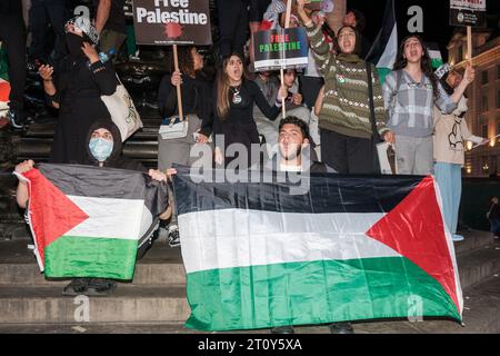 London, Großbritannien. Oktober 2023. Palästinensische Jugendliche sind in großer Zahl außerhalb der israelischen Botschaft auf die Straße gegangen, während der Konflikt zwischen Hamas und Israel andauert London, Vereinigtes Königreich, 09/10/2023 Ehimetalor Unuabona/Alamy Live News Credit: Ehimetalor Unuabona/Alamy Live News Stockfoto