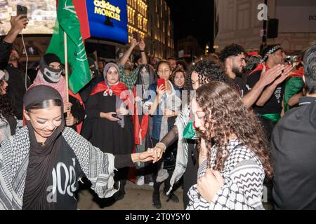 London, Großbritannien. Oktober 2023. Palästinensische Jugendliche sind in großer Zahl außerhalb der israelischen Botschaft auf die Straße gegangen, während der Konflikt zwischen Hamas und Israel andauert London, Vereinigtes Königreich, 09/10/2023 Ehimetalor Unuabona/Alamy Live News Credit: Ehimetalor Unuabona/Alamy Live News Stockfoto