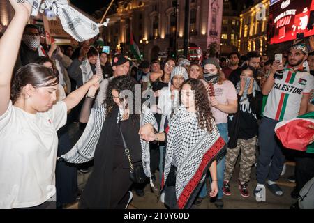 London, Großbritannien. Oktober 2023. Palästinensische Jugendliche sind in großer Zahl außerhalb der israelischen Botschaft auf die Straße gegangen, während der Konflikt zwischen Hamas und Israel andauert London, Vereinigtes Königreich, 09/10/2023 Ehimetalor Unuabona/Alamy Live News Credit: Ehimetalor Unuabona/Alamy Live News Stockfoto