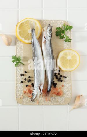 Frischer Lodchenfisch oder Shisamo Babyfisch auf weißem Fliesentischhintergrund Stockfoto