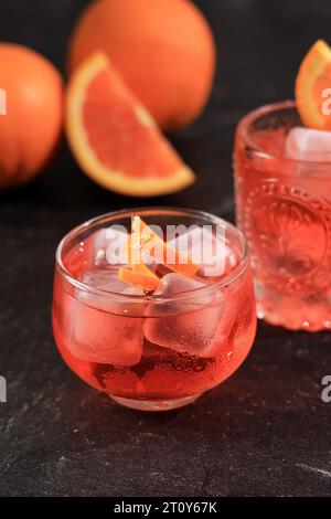 Mezcal Negroni Cocktail auf schwarzem Tisch Stockfoto