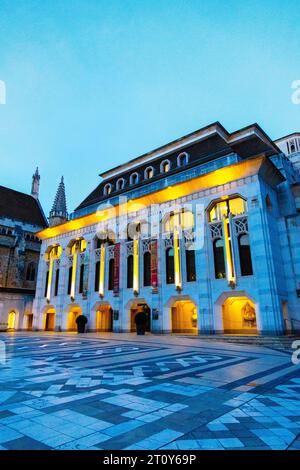 Außenansicht der Guildhall Art Gallery at Night, London, England Stockfoto