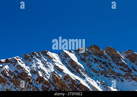 Blick auf den schneebedeckten Trugberg entlang des Wanderweges vom Jungfraugipfel zur Mönchsjochhütte, Schweizer Alpen, Schweiz Stockfoto